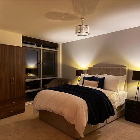 Two Bed Two Bath View With Balcony * Leeds (West Yorkshire)