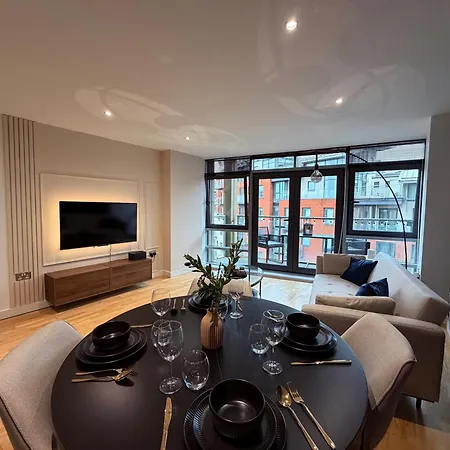 Two Bed Two Bath View With Balcony * Leeds (West Yorkshire)