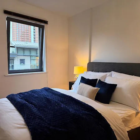 Two Bed Two Bath View With Balcony * Leeds (West Yorkshire)