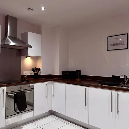 Two Bed Two Bath View With Balcony Leeds (West Yorkshire)